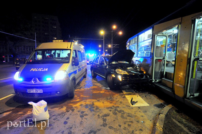  Porsche kontra tramwaj, jedna osoba ranna zdjęcie nr 105352