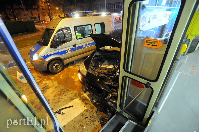  Porsche kontra tramwaj, jedna osoba ranna zdjęcie nr 105354