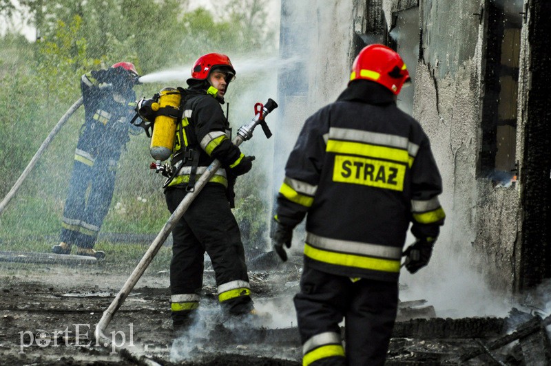 Spłonął pustostan przy ul. Dojazdowej zdjęcie nr 106472