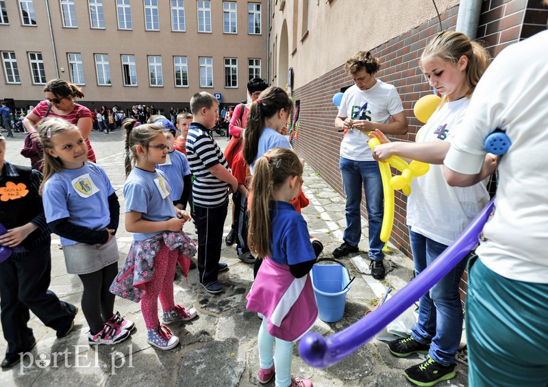 Dziedziniec ratusza opanowały dzieci zdjęcie nr 107803