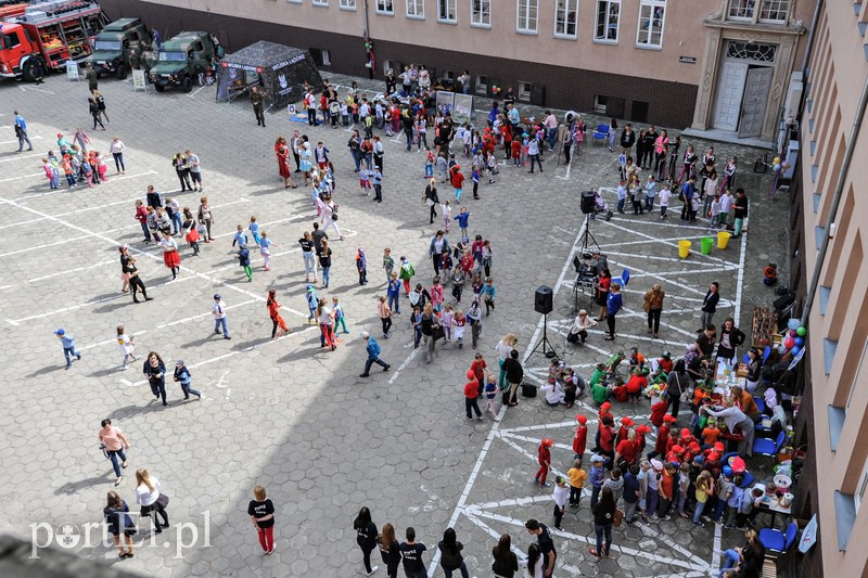 Dziedziniec ratusza opanowały dzieci zdjęcie nr 107799