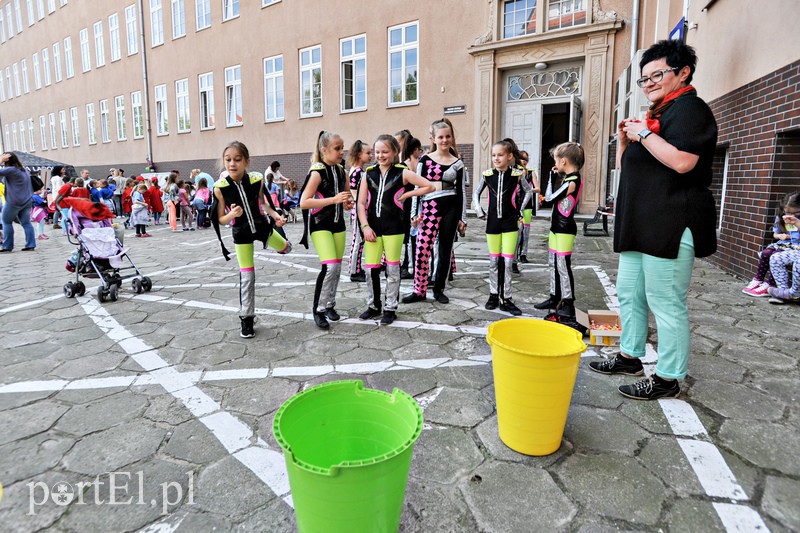 Dziedziniec ratusza opanowały dzieci zdjęcie nr 107815