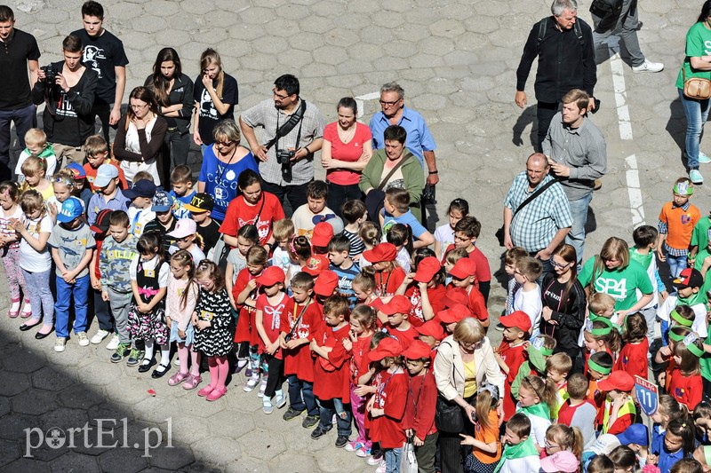 Dziedziniec ratusza opanowały dzieci zdjęcie nr 107800