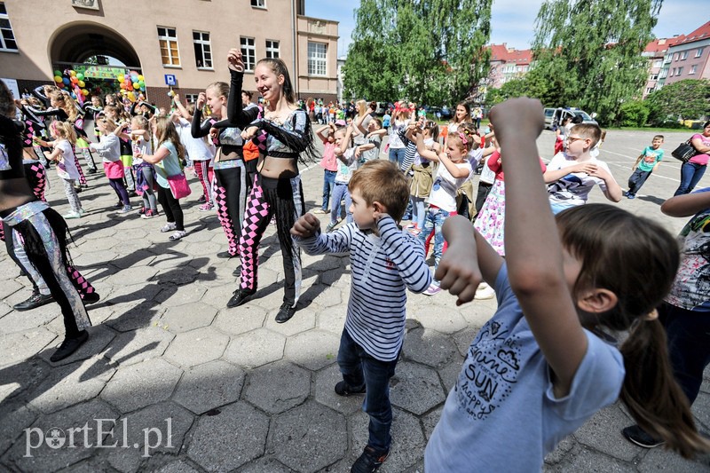 Dziedziniec ratusza opanowały dzieci zdjęcie nr 107823