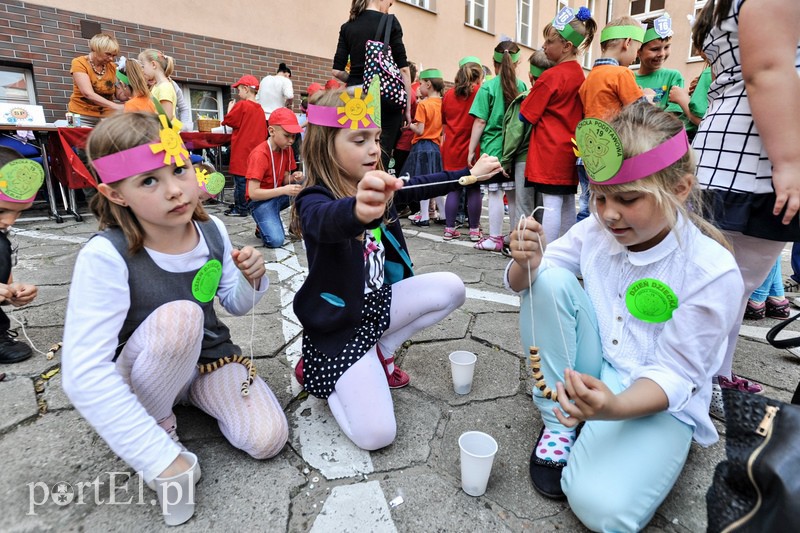 Dziedziniec ratusza opanowały dzieci zdjęcie nr 107816