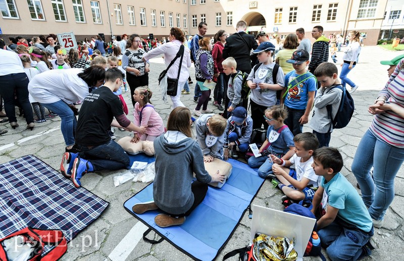 Dziedziniec ratusza opanowały dzieci zdjęcie nr 107807