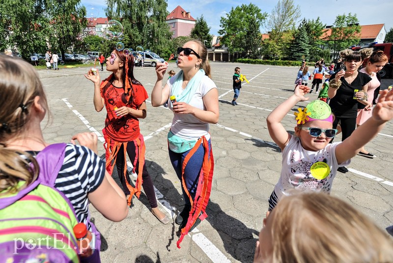 Dziedziniec ratusza opanowały dzieci zdjęcie nr 107818