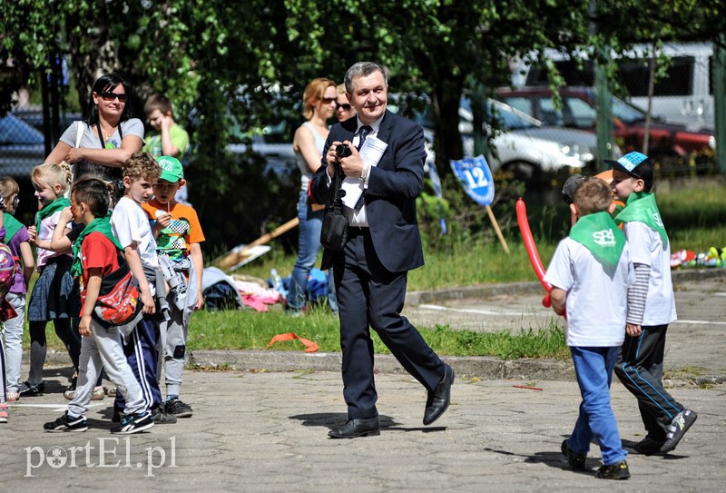 Dziedziniec ratusza opanowały dzieci zdjęcie nr 107822