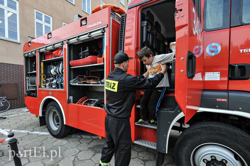 Dziedziniec ratusza opanowały dzieci zdjęcie nr 107805