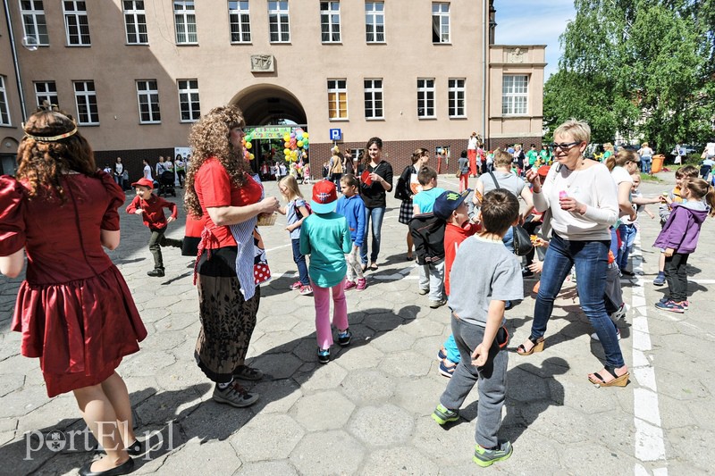 Dziedziniec ratusza opanowały dzieci zdjęcie nr 107817