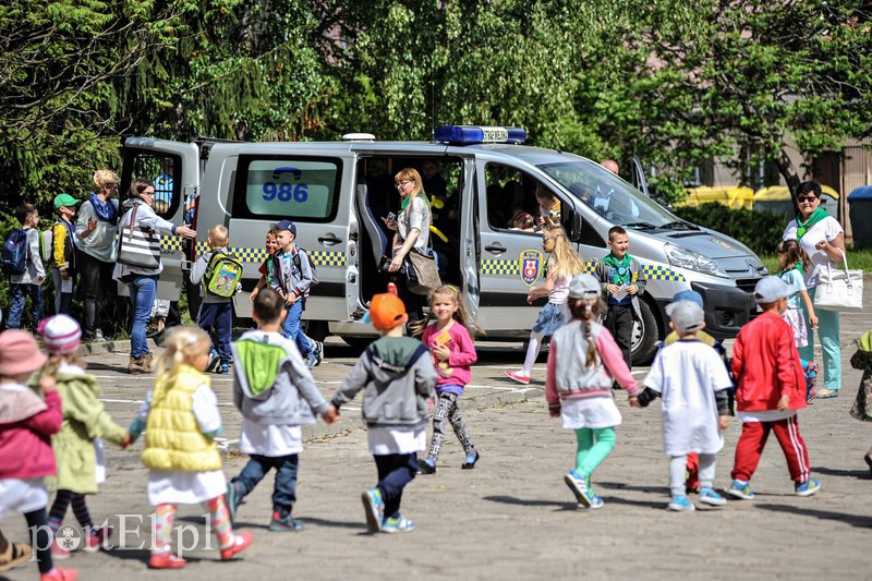 Dziedziniec ratusza opanowały dzieci zdjęcie nr 107820