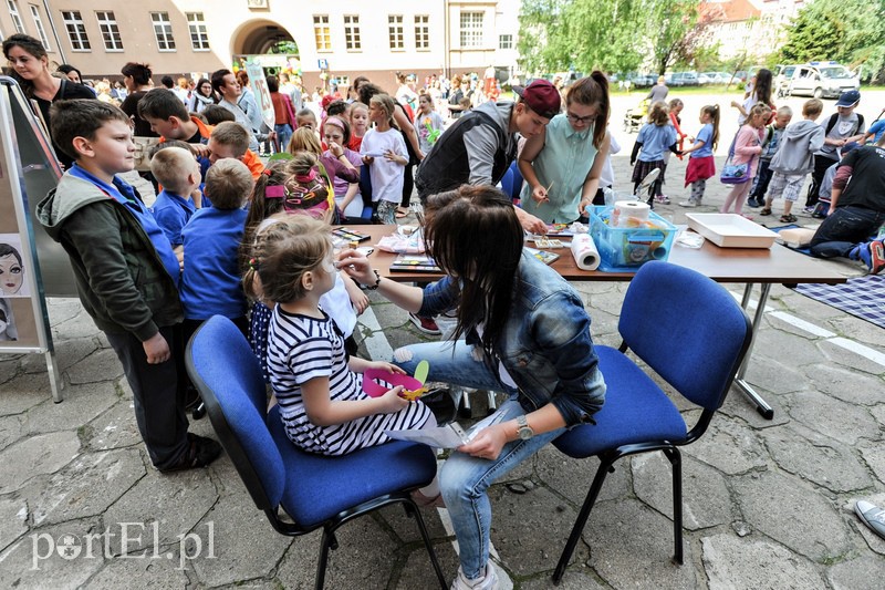 Dziedziniec ratusza opanowały dzieci zdjęcie nr 107809