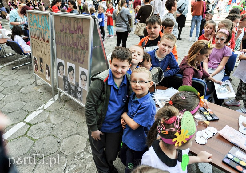 Dziedziniec ratusza opanowały dzieci zdjęcie nr 107811