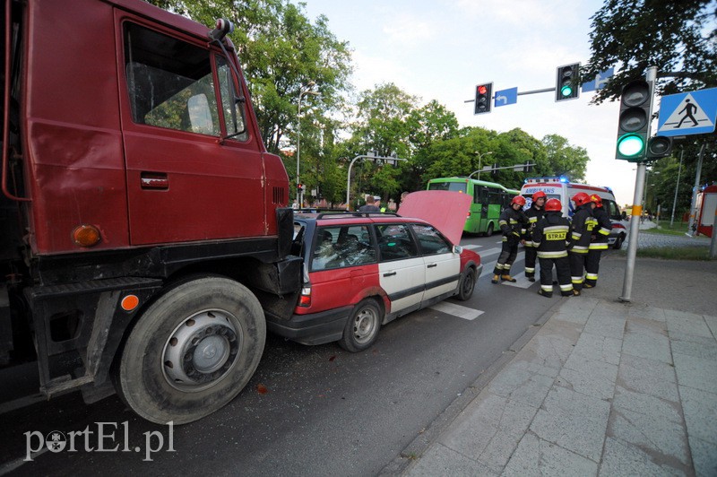  Ciężarówka nie wyhamowała, chłopiec w szpitalu zdjęcie nr 107901