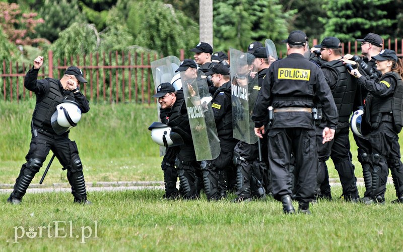 Policja kontra kibice na stadionie zdjęcie nr 107960