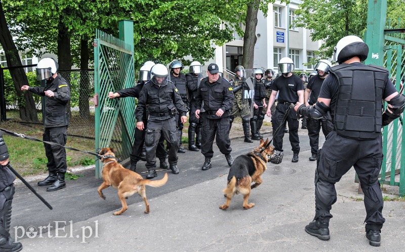 Policja kontra kibice na stadionie zdjęcie nr 107977