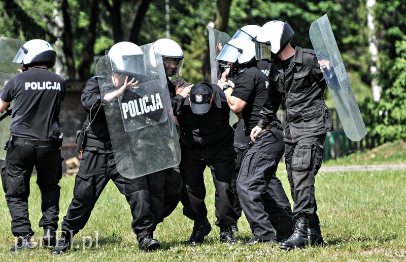 Policja kontra kibice na stadionie zdjęcie nr 107970