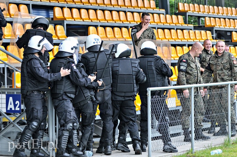 Policja kontra kibice na stadionie zdjęcie nr 107979