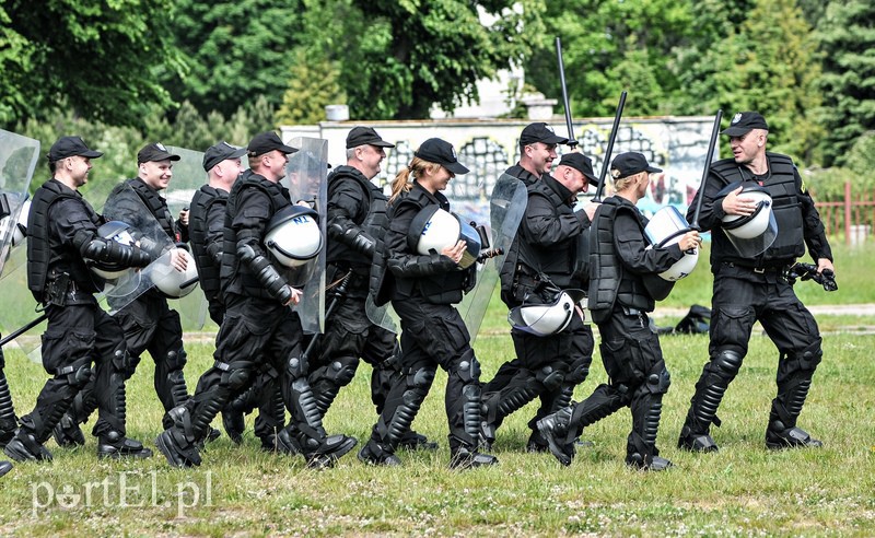 Policja kontra kibice na stadionie zdjęcie nr 107958