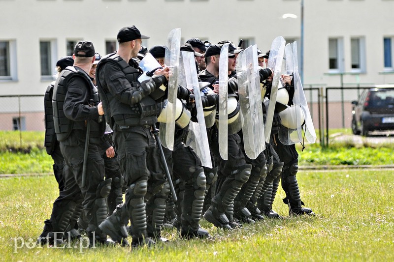 Policja kontra kibice na stadionie zdjęcie nr 107954