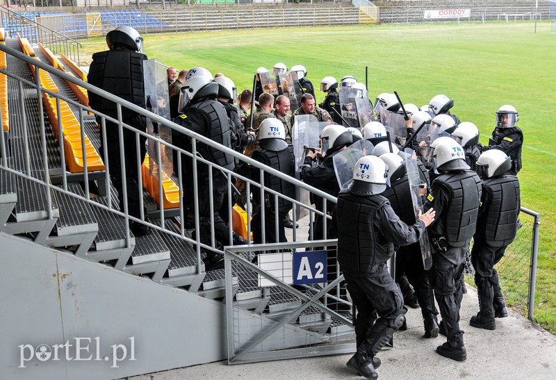 Policja kontra kibice na stadionie zdjęcie nr 107983