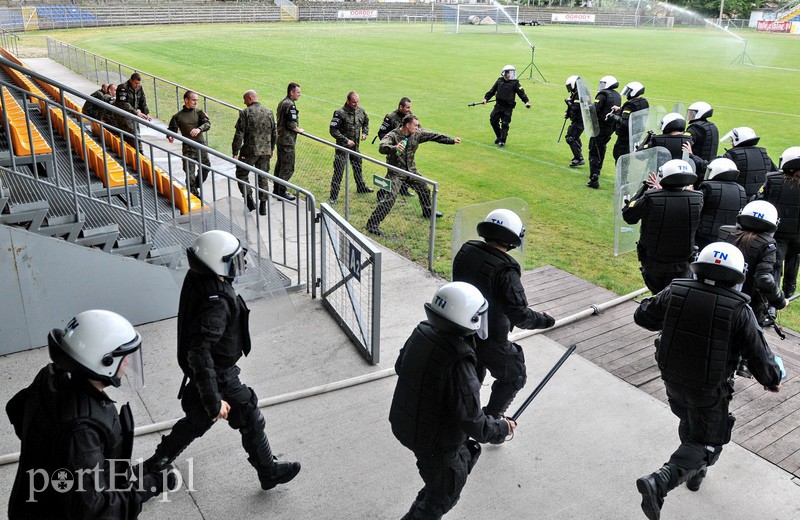 Policja kontra kibice na stadionie zdjęcie nr 107982