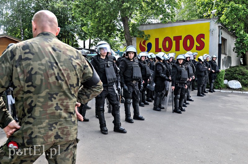 Policja kontra kibice na stadionie zdjęcie nr 107972