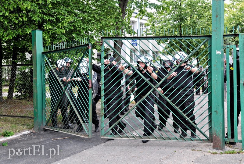 Policja kontra kibice na stadionie zdjęcie nr 107974