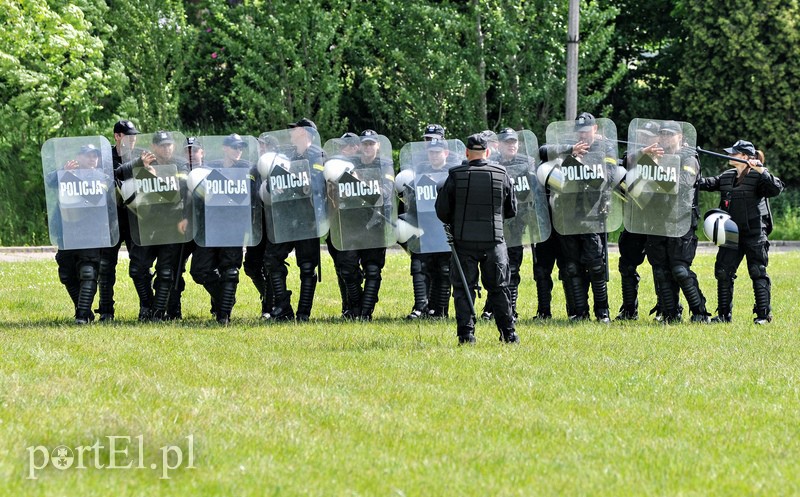 Policja kontra kibice na stadionie zdjęcie nr 107952