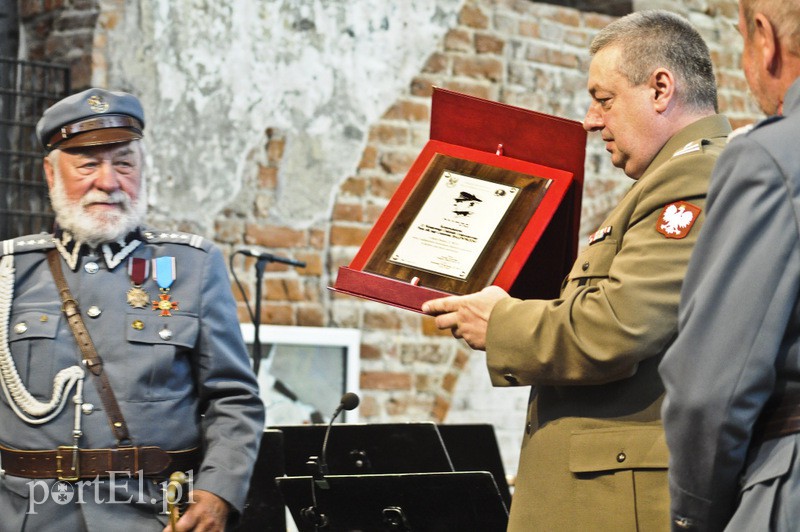  To oni karmią i ubierają żołnierzy zdjęcie nr 108358