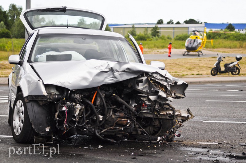  Poważny wypadek na ul. Żuławskiej. Dwie osoby ranne zdjęcie nr 108605