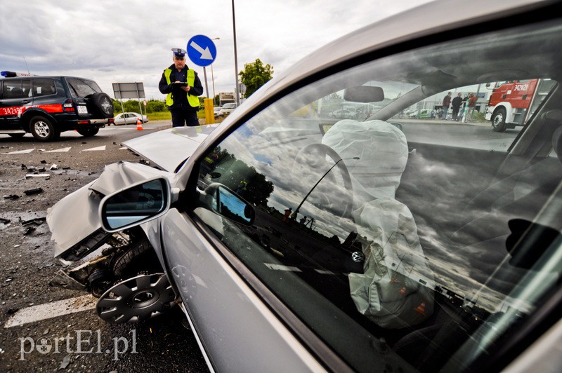  Poważny wypadek na ul. Żuławskiej. Dwie osoby ranne zdjęcie nr 108615