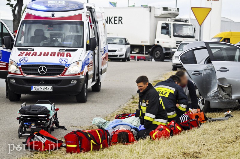  Poważny wypadek na ul. Żuławskiej. Dwie osoby ranne zdjęcie nr 108603