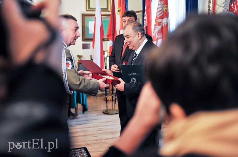 Dla żołnierza sztandar to wielki honor zdjęcie nr 109119