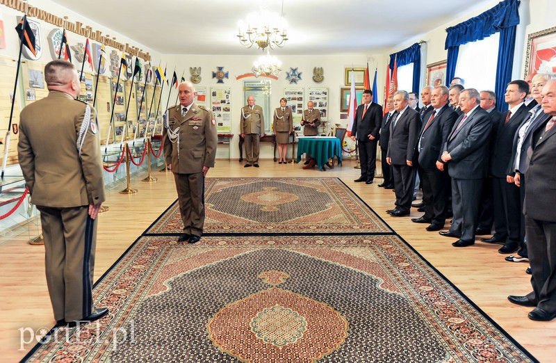 Dla żołnierza sztandar to wielki honor zdjęcie nr 109112