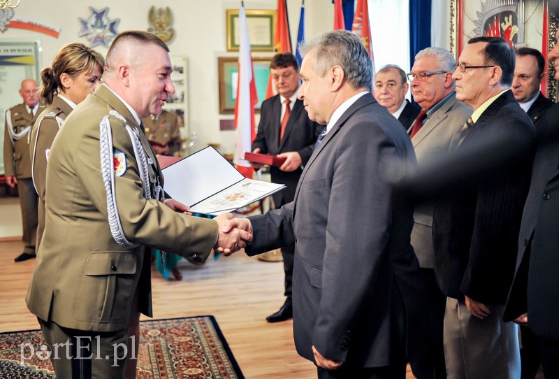 Dla żołnierza sztandar to wielki honor zdjęcie nr 109120