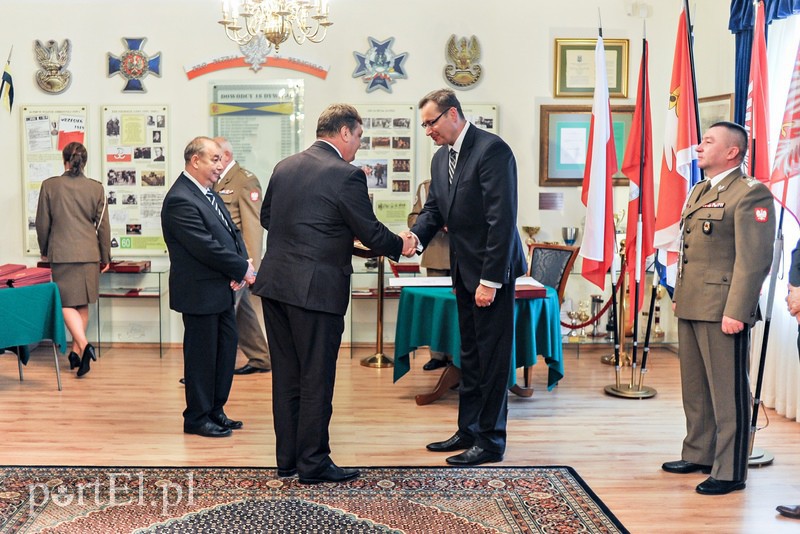 Dla żołnierza sztandar to wielki honor zdjęcie nr 109123