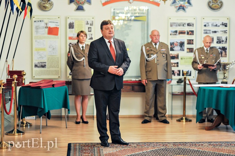 Dla żołnierza sztandar to wielki honor zdjęcie nr 109121