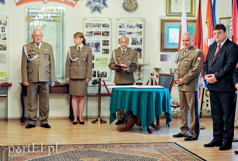 Dla żołnierza sztandar to wielki honor zdjęcie nr 109117