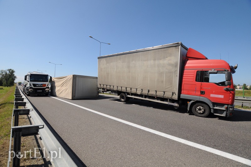  Utrudnienia na obwodnicy, przewróciła się naczepa zdjęcie nr 109254