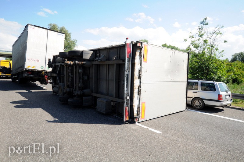  Utrudnienia na obwodnicy, przewróciła się naczepa zdjęcie nr 109256