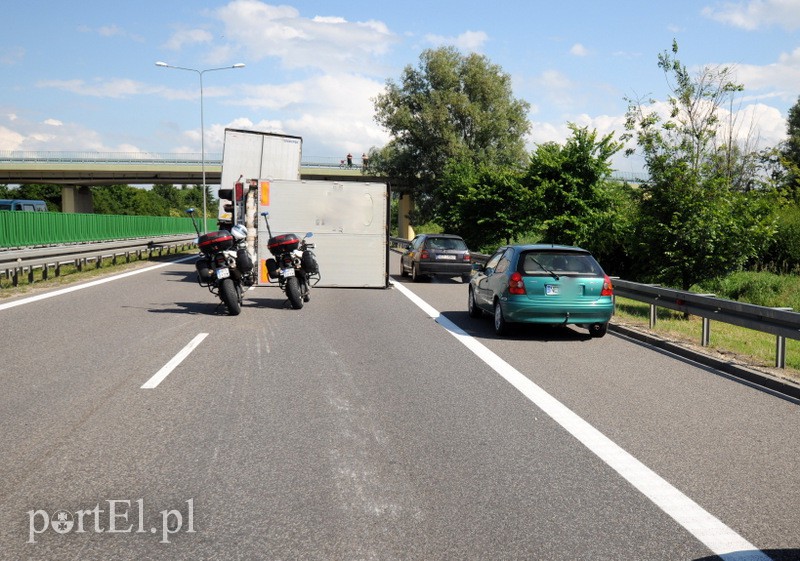  Utrudnienia na obwodnicy, przewróciła się naczepa zdjęcie nr 109258