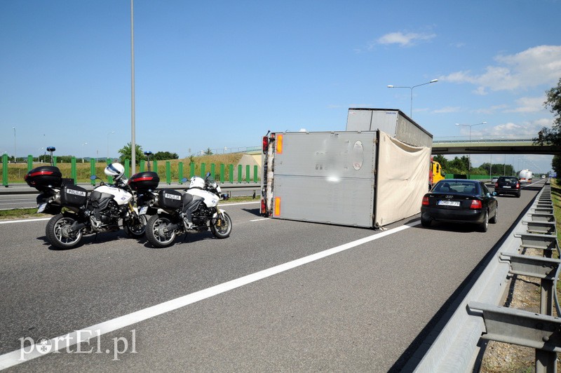  Utrudnienia na obwodnicy, przewróciła się naczepa zdjęcie nr 109255