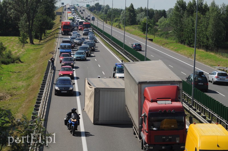  Utrudnienia na obwodnicy, przewróciła się naczepa zdjęcie nr 109253