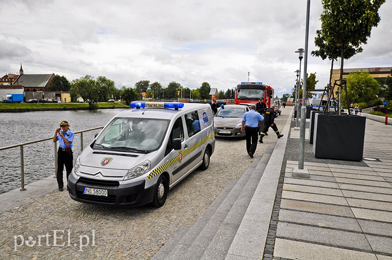 Skoczył do rzeki, uratowali go strażacy i policjanci zdjęcie nr 109886