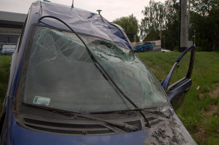  Wypadek za wiaduktem, trzy osoby w szpitalu zdjęcie nr 110574