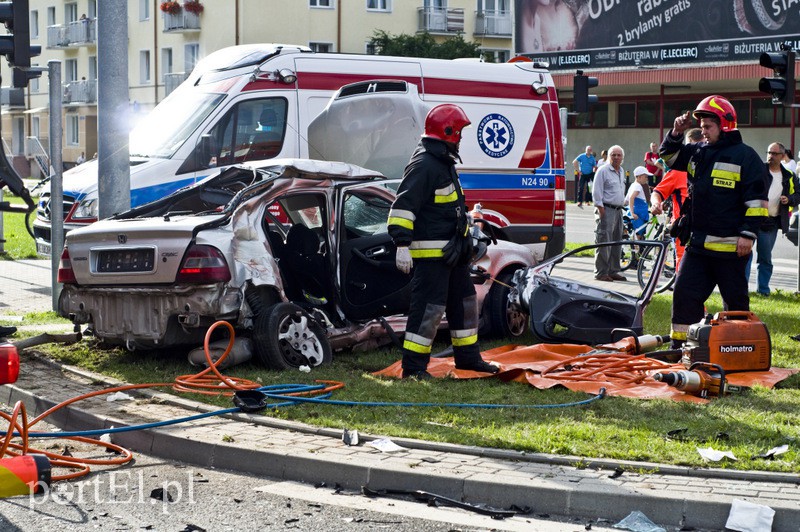  Wypadek karetki na 12 Lutego. Jedna osoba nie żyje, trzy w ciężkim stanie trafiły do szpitala zdjęcie nr 110779