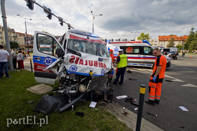  Wypadek karetki na 12 Lutego. Jedna osoba nie żyje, trzy w ciężkim stanie trafiły do szpitala zdjęcie nr 110773