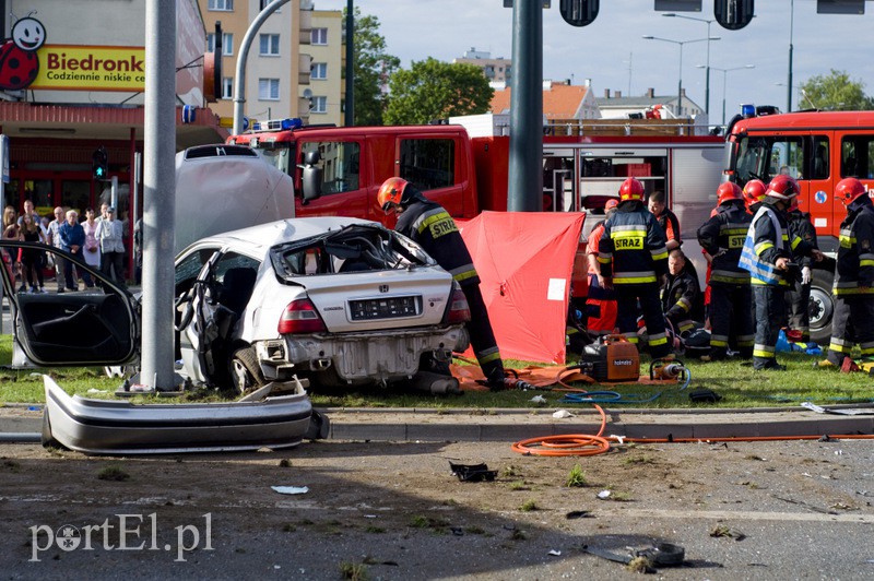  Wypadek karetki na 12 Lutego. Jedna osoba nie żyje, trzy w ciężkim stanie trafiły do szpitala zdjęcie nr 110776