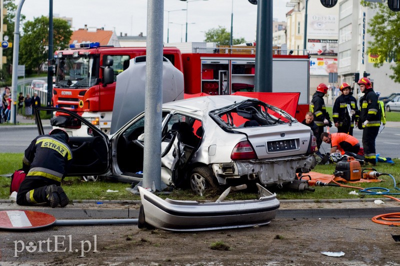  Wypadek karetki na 12 Lutego. Jedna osoba nie żyje, trzy w ciężkim stanie trafiły do szpitala zdjęcie nr 110772